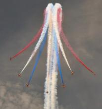 Mid Sussex: Red Arrows Dive by Brian Cave